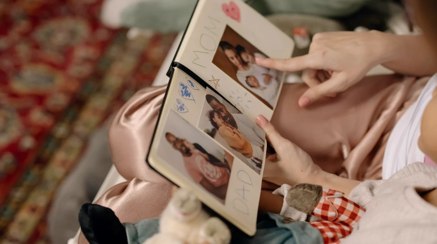 Memorias familiares: reunirse en persona o enviar las fotos por escrito